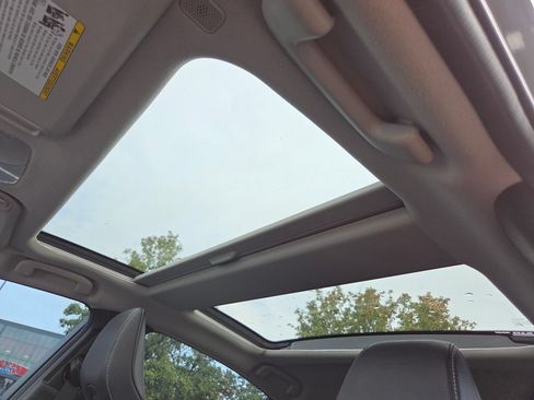 Used 2023 Toyota Prius XLE AWD/4WD image 3