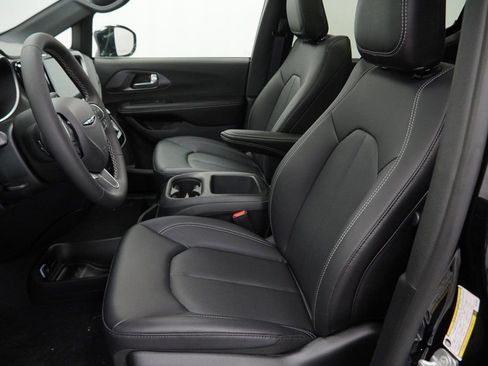 New 2026 Chrysler Pacifica Select image 15