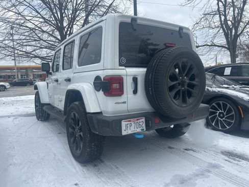 Used 2022 Jeep Wrangler Unlimited Sahara w/ Cold Weather Group image 21