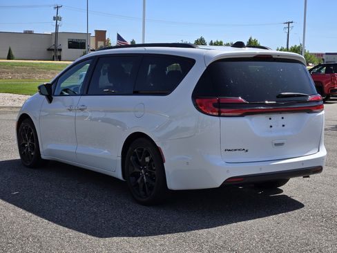 Used 2024 Chrysler Pacifica Touring-L w/ Uconnect Theater Family Group FWD image 8
