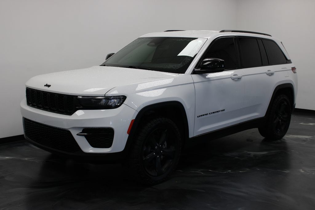 Used 2023 Jeep Grand Cherokee Altitude AWD/4WD image 21