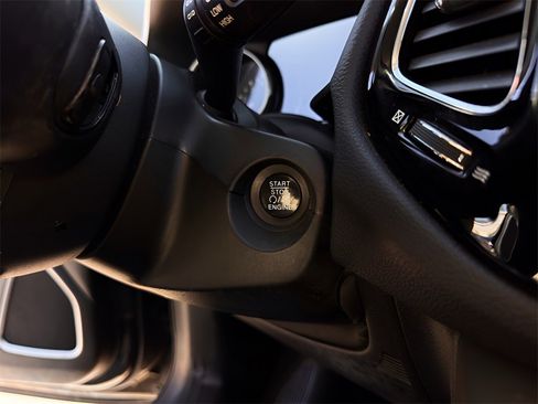 Used 2018 Jeep Compass Limited image 15