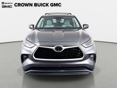 Used 2023 Toyota Highlander LE image 2