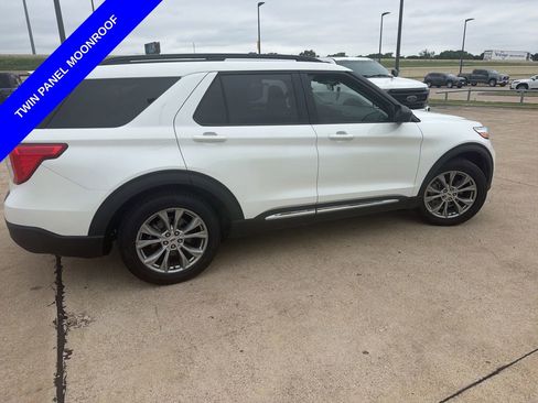 Used 2022 Ford Explorer XLT w/ Equipment Group 202A RWD image 11