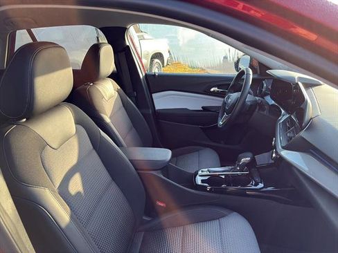 Used 2025 Chevrolet Trax LT w/ LT Convenience Package image 9