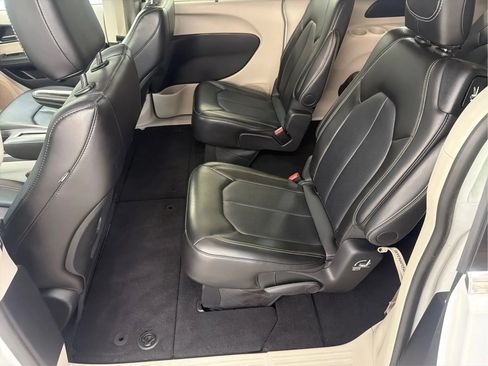 Used 2024 Chrysler Pacifica Touring-L FWD image 14