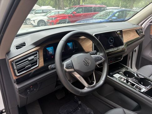 Used 2025 Volkswagen Atlas SE AWD/4WD image 37