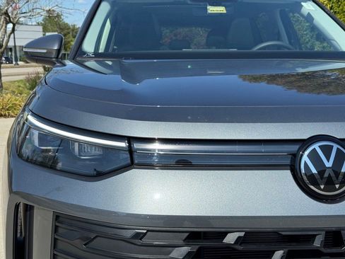 New 2025 Volkswagen Tiguan SE image 3