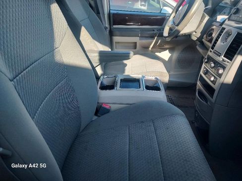 Used 2010 Chrysler Town & Country Touring FWD image 6