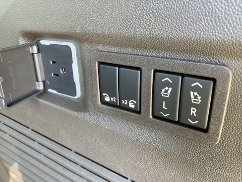 Used 2025 Chevrolet Tahoe Z71 w/ Comfort Package image 19