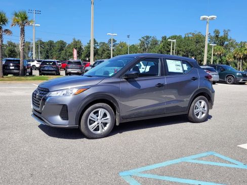 New 2025 Nissan Kicks Play S image 2