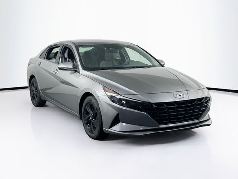 Used 2023 Hyundai Elantra SEL w/ Cargo Package FWD image 3