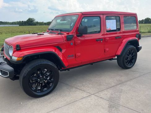 Used 2025 Jeep Wrangler Unlimited Sahara w/ Safety Group AWD/4WD image 4
