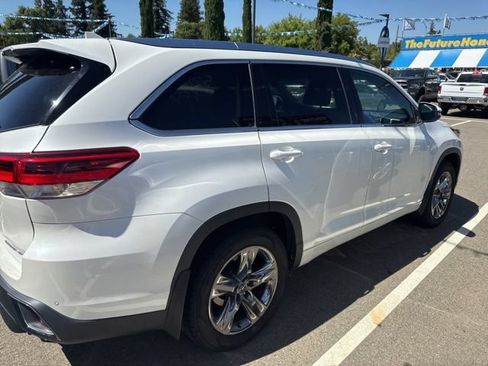 Used 2019 Toyota Highlander Limited Platinum AWD/4WD image 4