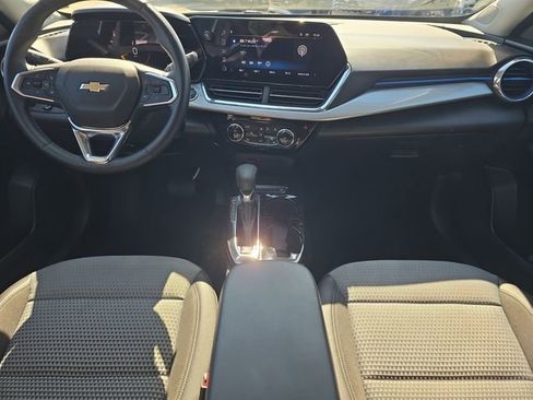 Used 2025 Chevrolet Trax LT w/ LT Convenience Package FWD image 14