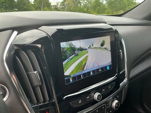 Used 2023 Chevrolet Traverse Premier FWD image 29