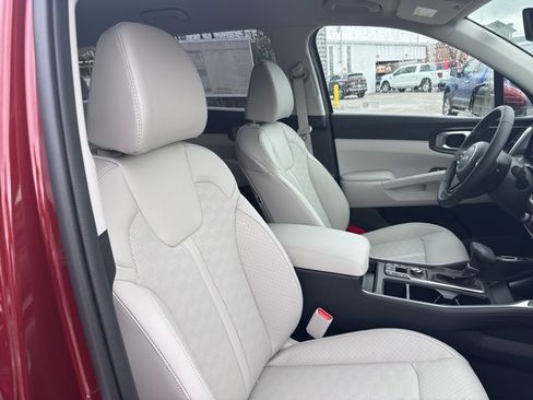 Used 2025 Kia Sorento S image 16