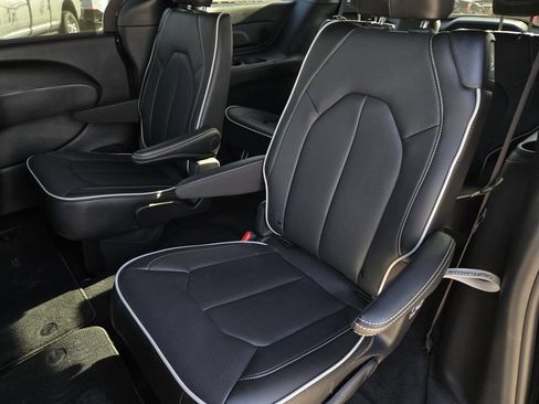 New 2026 Chrysler Pacifica Limited w/ S Appearance Package FWD image 11