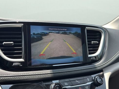 Used 2023 Chrysler Pacifica Touring-L FWD image 15