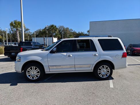 Used 2010 Lincoln Navigator Base image 4