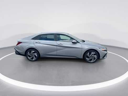 Used 2025 Hyundai Elantra Limited FWD image 10