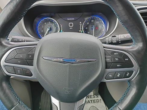 Used 2021 Chrysler Pacifica Touring-L w/ Uconnect Theater Family Group AWD/4WD image 20