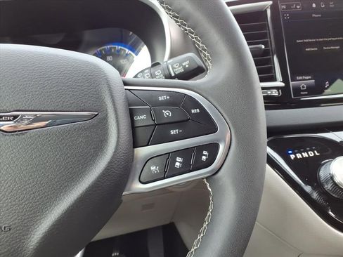 Used 2024 Chrysler Pacifica Touring-L FWD image 28