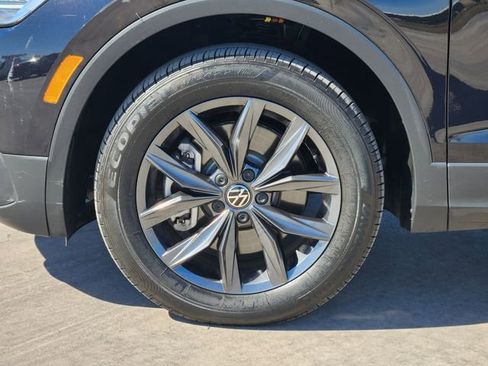 Used 2023 Volkswagen Tiguan SE w/ Panoramic Sunroof Package image 10