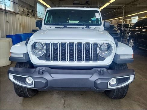 Used 2026 Jeep Wrangler Unlimited Sahara AWD/4WD image 3