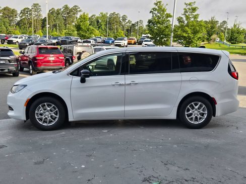 New 2027 Chrysler Pacifica LX FWD image 4