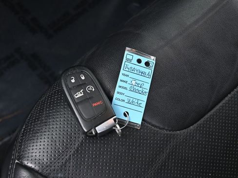 Used 2021 Jeep Cherokee Latitude Lux w/ Comfort/Convenience Group image 18