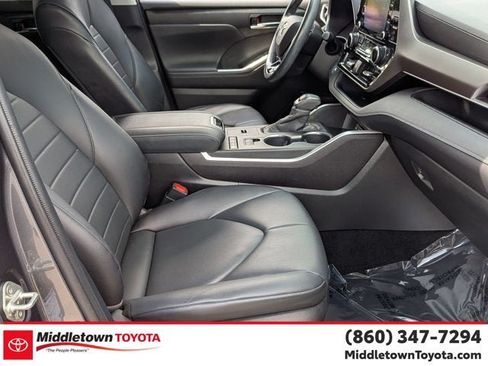 Used 2020 Toyota Highlander XLE AWD/4WD image 37