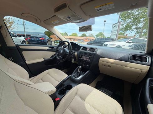 Used 2011 Volkswagen Jetta SE FWD image 28