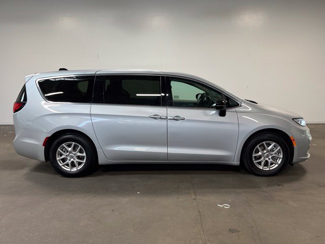 Used 2024 Chrysler Pacifica Touring-L FWD image 2