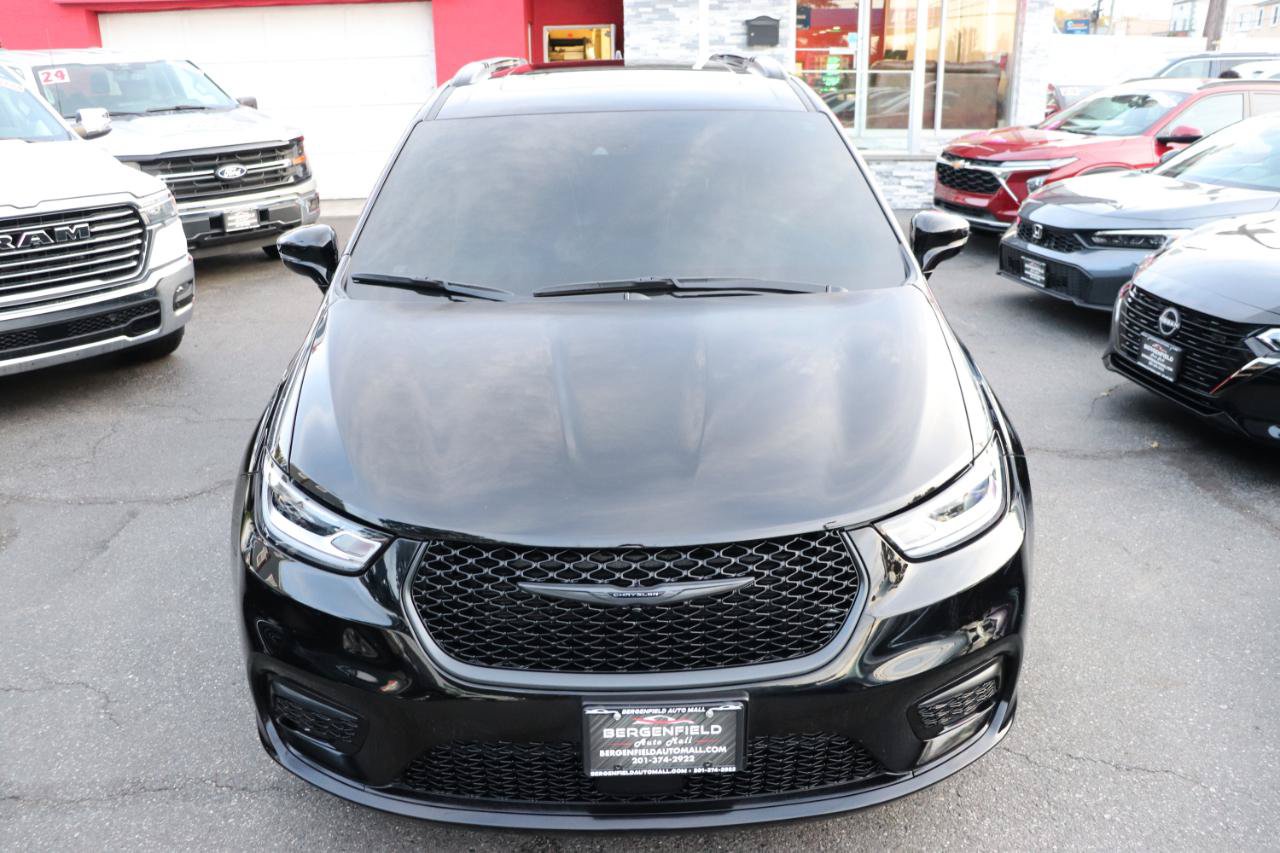 Used 2025 Chrysler Pacifica Limited FWD image 9