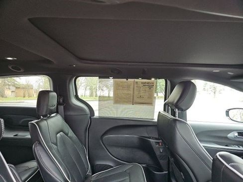 Used 2026 Chrysler Pacifica Limited FWD image 17
