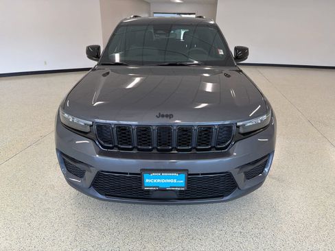 Used 2024 Jeep Grand Cherokee Altitude AWD/4WD image 3