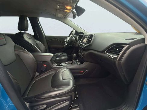 Used 2019 Jeep Cherokee Trailhawk w/ Cold Weather Group image 14