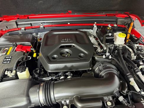Used 2025 Jeep Wrangler Unlimited Sahara AWD/4WD image 39