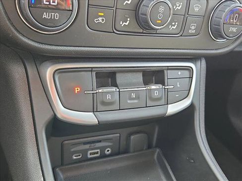 Used 2024 GMC Terrain SLT image 12