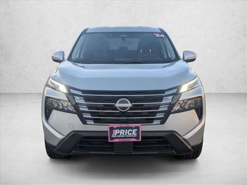 Used 2024 Nissan Rogue SV image 2