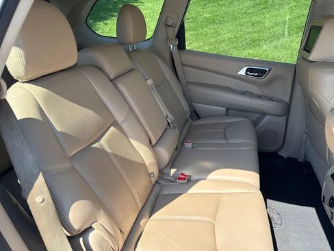 Used 2016 Nissan Pathfinder Platinum w/ Family Entertainment Package FWD image 14