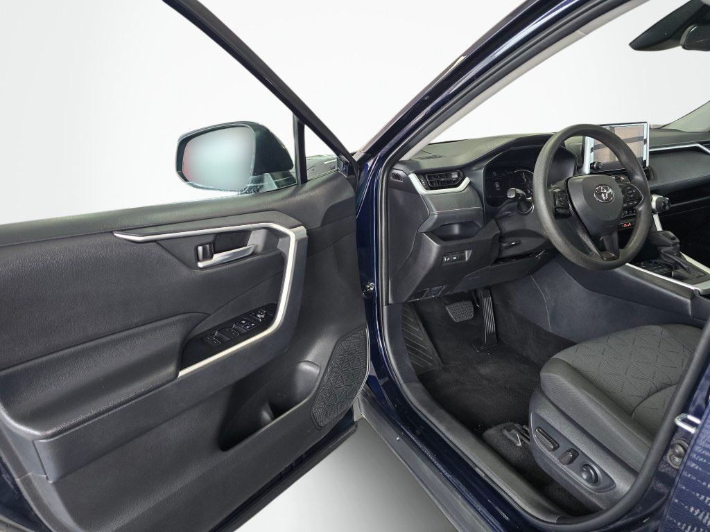 Used 2025 Toyota RAV4 XLE AWD/4WD image 31