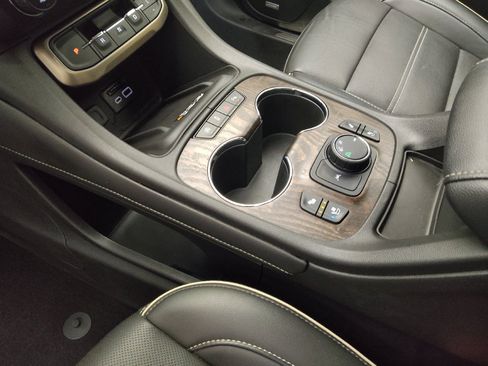 Used 2021 GMC Acadia Denali w/ Denali Technology Package FWD image 26