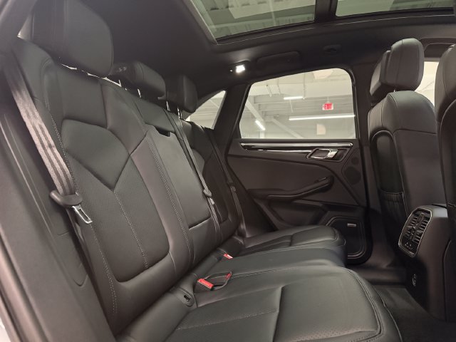 Certified 2024 Porsche Macan AWD/4WD image 30