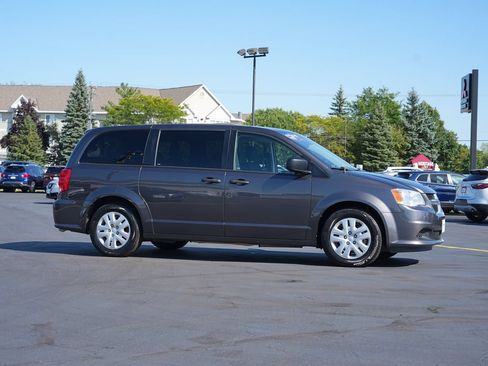 Used 2020 Dodge Grand Caravan SE w/ UConnect Hands-Free Group FWD image 2