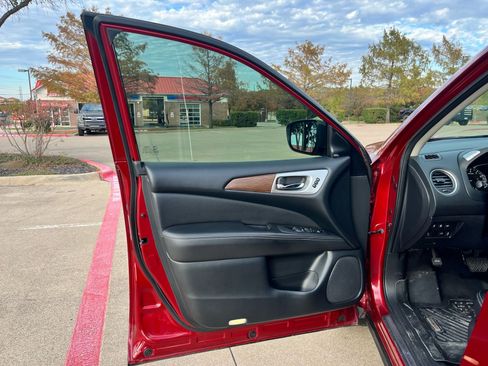 Used 2020 Nissan Pathfinder Platinum image 12