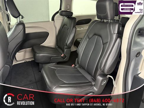 Used 2024 Chrysler Pacifica Touring-L FWD image 34