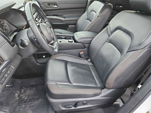 Used 2024 Nissan Pathfinder SL image 17