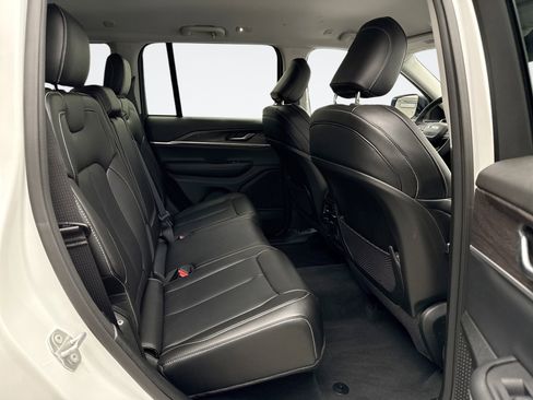 Used 2023 Jeep Grand Cherokee Limited image 19